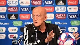 Pierluigi Collina tapa el sol: timonel de árbitros de la FIFA valida decisiones en el duelo entre Argentina y Egipto