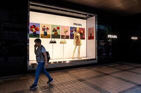 Nace un nuevo gigante de la moda de lujo: Prada compra a Versace y trae de vuelta la marca a manos de los italianos