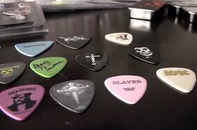 La pasión de un rockero por las uñetas de sus bandas favoritas