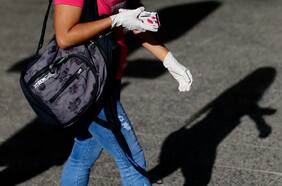 El mayor fabricante de guantes del mundo anticipa escasez por la lucha contra el coronavirus