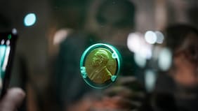 Un Nobel al pueblo de Chile: exhibición inédita del premio original de Gabriela Mistral