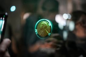 Un Nobel al pueblo de Chile: exhibición inédita del premio original de Gabriela Mistral