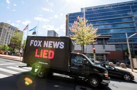 Fox News pagará 787 millones de dólares a empresa de máquinas de votación que la demandó por difamación