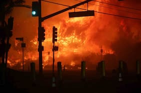 “No podemos controlar esto” y “parece un infierno”: el megaincendio en California que no deja de empeorar