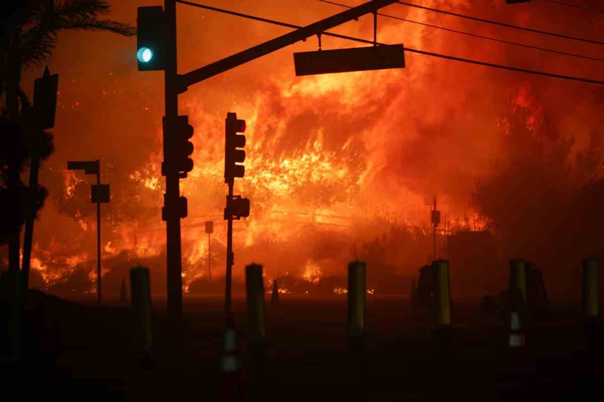 El incontrolable incendio en Los Ángeles California EEUU - La Tercera