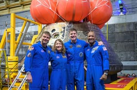 Entre emociones, abrazos y aplausos: astronautas de Artemis II dan su primera conferencia tras orbitar la Luna