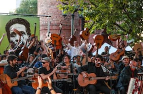 Homenaje a Roberto Parra inaugura la edición 2022 del Festival Santiago a Mil