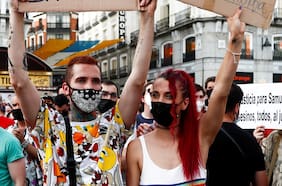 Encapuchados, amenazas y un ataque con cuchillo: el último caso de agresión homófoba que desata las alarmas en España