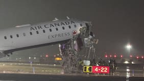 “Me equivoqué”: revelan cómo fue el tenso momento en que el avión chocó con un carro en el aeropuerto de LaGuardia