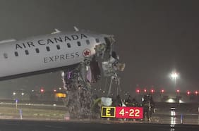 “Me equivoqué”: revelan cómo fue el tenso momento en que el avión chocó con un carro en el aeropuerto de LaGuardia