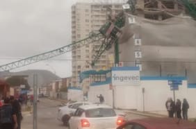 Grúa pluma se desploma por fuertes vientos en Coquimbo y afecta al menos cuatro viviendas
