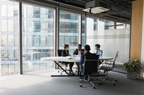 Tres formas en que los hombres en puestos de liderazgo pueden crear lugares de trabajo equitativos