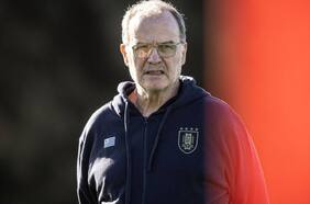 La última locura de Marcelo Bielsa que se roba las portadas en Uruguay
