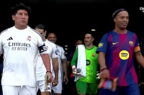 Con Ronaldinho y otros cracks: Iván Zamorano y Claudio Bravo animaron el clásico de leyendas entre Real Madrid y Barcelona