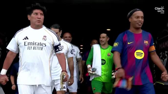 Con Ronaldinho y otros cracks: Iván Zamorano y Claudio Bravo animaron el clásico de leyendas entre Real Madrid y Barcelona