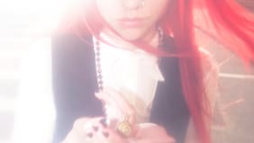 Crítica de discos: Akriila da un salto gigante, el theremin abraza a la guitarra y desde Sudáfrica suena Ecca Vandal