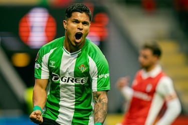 La insólita pelea entre Abde y Cucho Hernández antes del penal del empate de Betis ante Braga en la Europa League