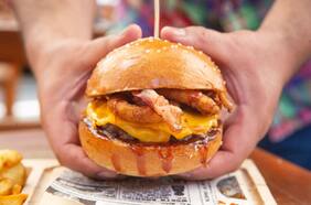 La Embajada: el food truck del centro con deliciosas hamburguesas con sabores del mundo