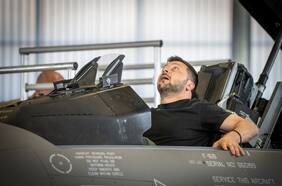 Pilotos de Ucrania comienzan su entrenamiento con aviones F-16 en Dinamarca