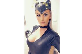 Influencer que se disfrazaba de Catwoman fue sentenciada a dos años de prisión en Australia