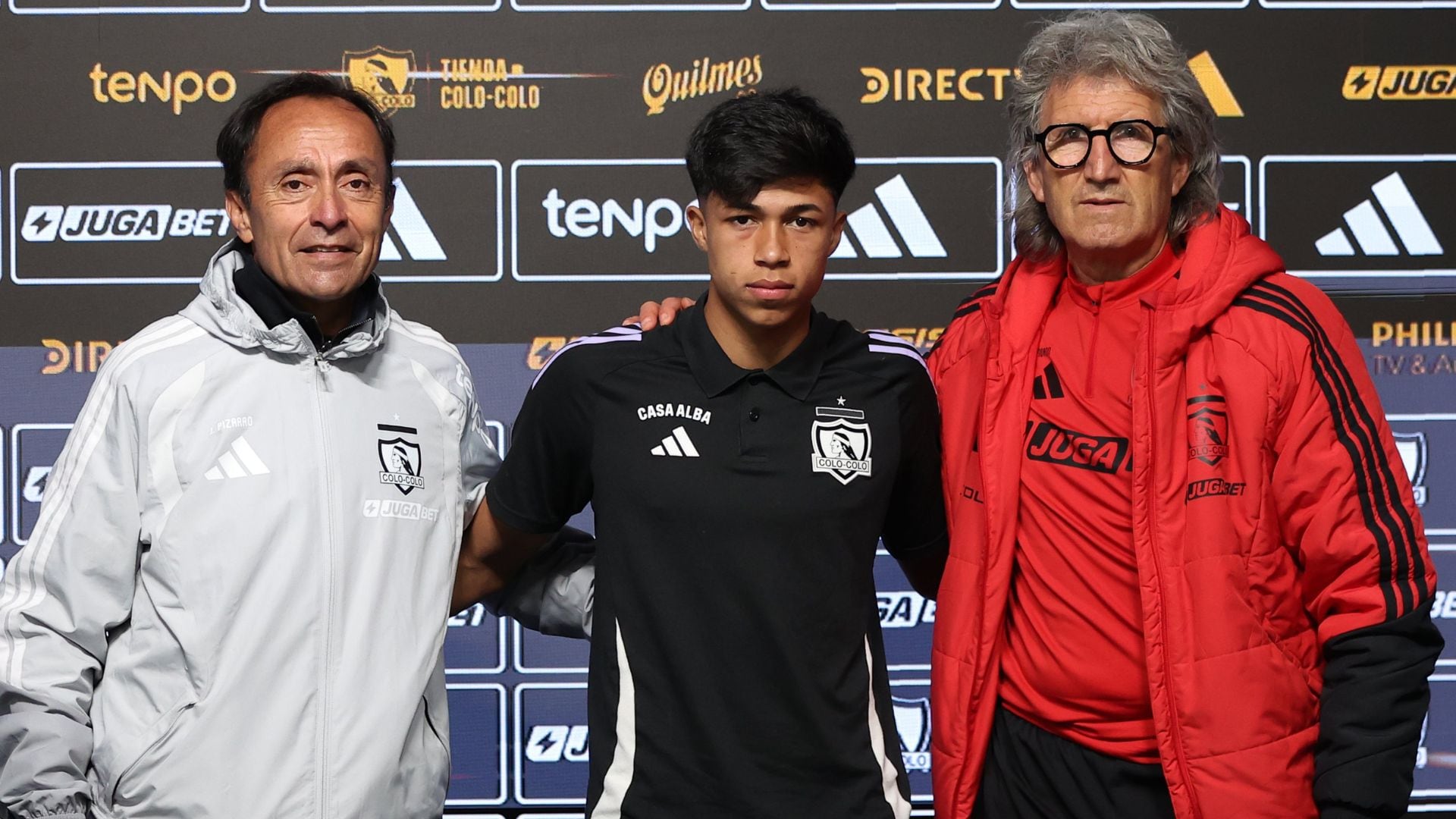 La nueva joya de Colo Colo firma su primer contrato como profesional: “Era lo que soñaba de pequeño”