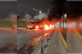 Manifestantes incendian bus RED en Maipú: reportan barricadas y lanzamiento de fuegos artificiales