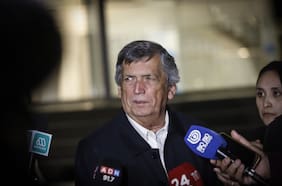 Lautaro Carmona explica rechazo del PC a condena a gobiernos totalitarios en reforma al sistema político