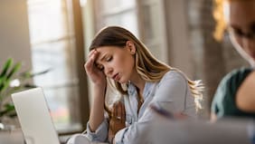 Cuáles son riesgos para la salud de estar sentado todo el día y qué hacer al respecto, según especialistas