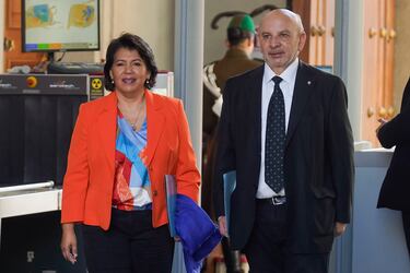 Senadores de oposición se reúnen con ministros García y Quiroz en medio de choque por el plan de reconstrucción de Kast