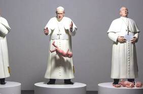 Artista chileno genera polémica con escultura del Papa Francisco destrozando un bebé