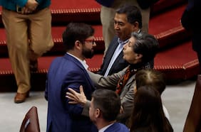 Isabel Allende reaparece en La Moneda para acto del 11 de septiembre en recuerdo de su padre