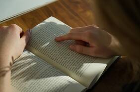 6 consejos para cumplir el propósito de leer más libros en 2024