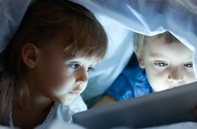 ¿Menos pantallas? Estudio revela nuevos riesgos del sedentarismo infantil