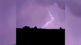 Captan lluvia y tormenta eléctrica al interior de Calama