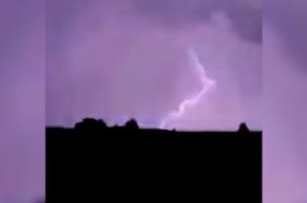 Captan lluvia y tormenta eléctrica al interior de Calama