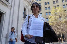 Madre de Catalina Cayazaya entrega carta a Boric solicitando mayor regulación de instituciones para velar por salud mental de estudiantes