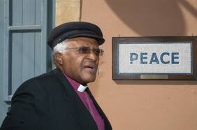 Muere Desmond Tutu, el arzobispo que ayudó a poner fin al apartheid