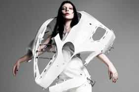 Lady Gaga sorprende con un vestido hecho con piezas de auto