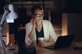 Trabajar de noche podría aumentar el riesgo de depresión en mujeres, según un estudio
