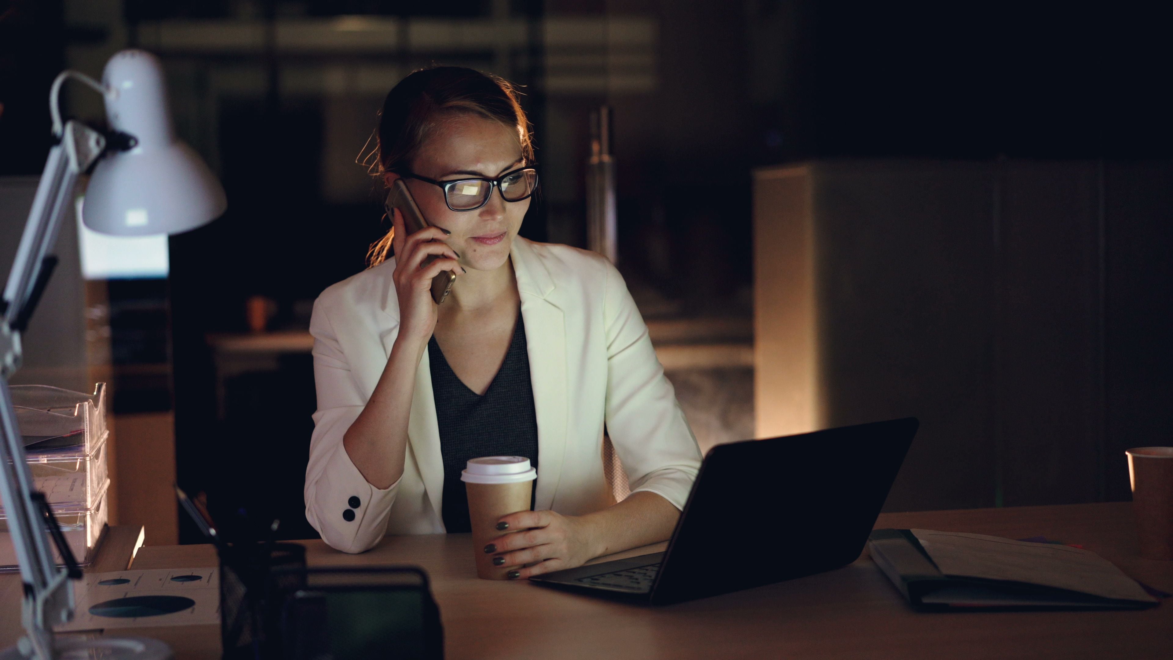 Trabajar de noche podría aumentar el riesgo de depresión en mujeres, según un estudio