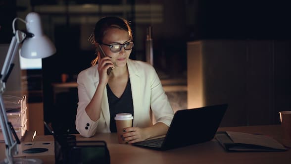 Trabajar de noche podría aumentar el riesgo de depresión en mujeres, según un estudio