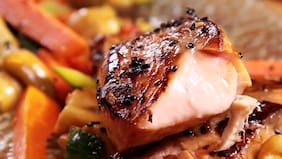 Comer & Beber: ¿No sabes qué cocinar este finde? Preparamos un exquisito salmón con verduras glaseadas