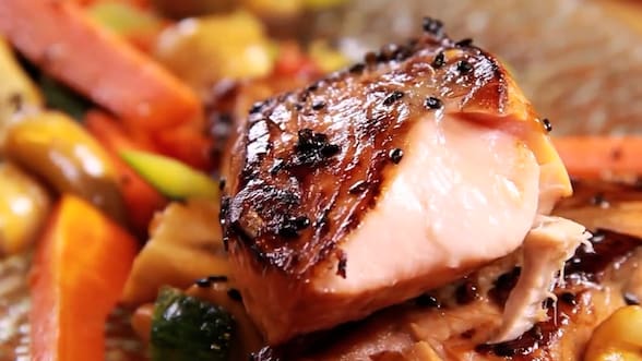 ¿No sabes qué cocinar este finde? Preparamos un exquisito salmón con verduras glaseadas