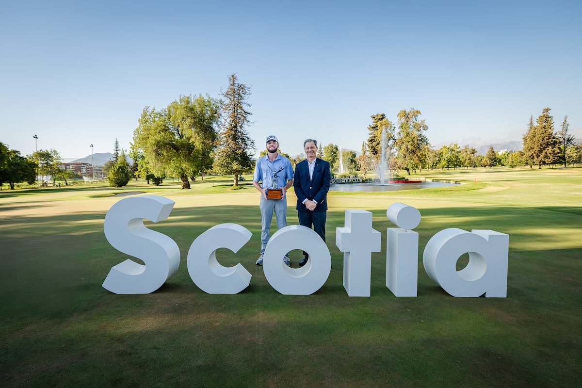 Logan McAllister, golfista profesional ganador de Astara Chile Classic 2025, y Diego Masola, EVP & Country Head de Scotiabank Chile y Uruguay.