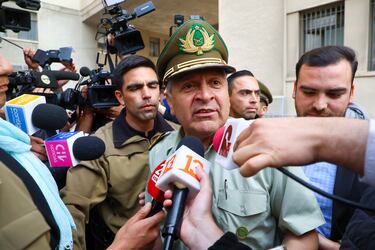 El general Ricardo Yáñez saliendo de la Dirección General de Carabineros este viernes.