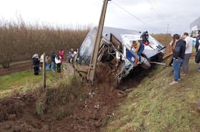 Bus vuelca tras colisión con vehículo menor en Ñuble: Ruta 5 Sur con tránsito suspendido