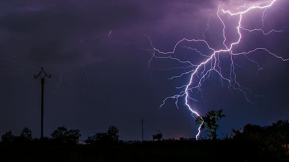 Decretan alerta roja en Melipeuco tras caída de rayo que provocó incendio en el Parque Nacional Conguillío
