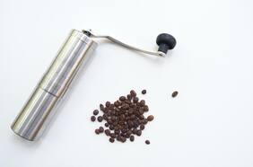 Por qué deberías moler tu café en casa (y los mejores productos para lograrlo)