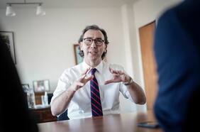 Jorge Gálvez, el abogado y amigo de Raúl Figueroa que asumirá su defensa en la acusación constitucional