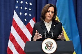 El regreso de Kamala Harris: La excandidata presidencial demócrata se desmarca de Biden durante la promoción de su libro